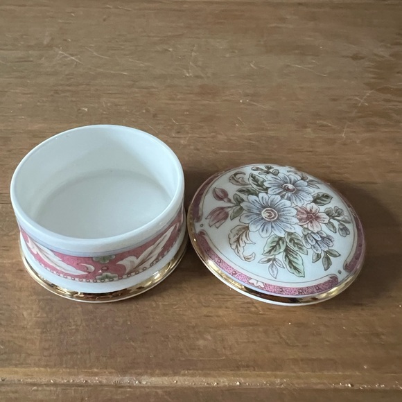Falcon China,Staffordshire England trinket. Beautiful and in perfect condition. - Picture 3 of 6